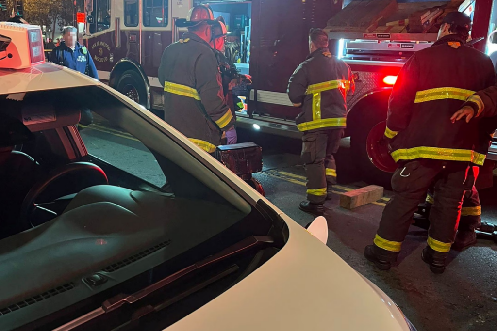 "목숨걸고 타고 싶으세요?"... 무인택시 허용한 도시의 충격적인 사건사고 2 무인 택시 사건사고