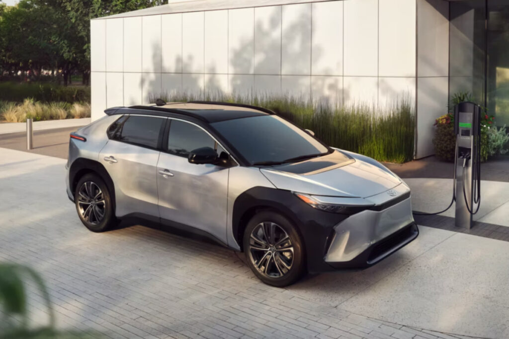 "롤스로이스마저.." 아무도 못버티고 줄줄이 테슬라 충전규격 채택 1 토요타 BMW 테슬라 충전규격