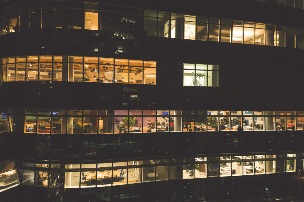 “여보 미안해, 오늘도 야근이야..” 주 52 시간 내 밤샘 가능...새로운 기준에 '파장' 3 주 52 시간 내 밤샘