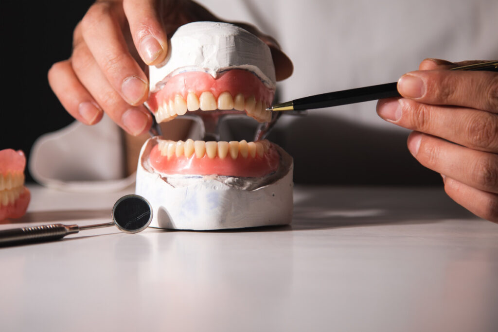 “어쩜 이럴 수 있죠?..” 40년 경력 치과의사, 임플란트 '함부로 하지 마라' 폭로 1 임플란트