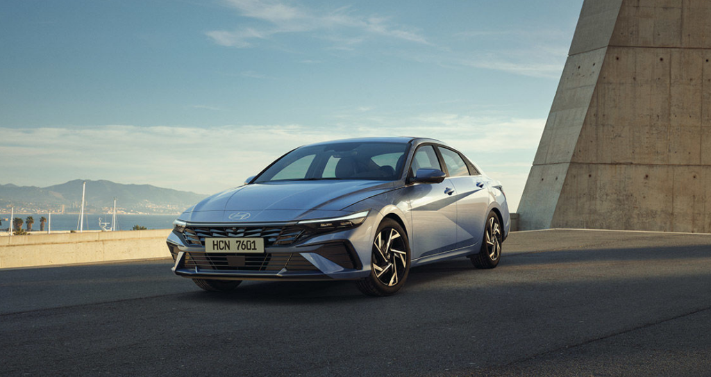 57년간 가장 잘 팔린 車 "그랜저도, 싼타페도 아니었다"…현대차 역대 판매량 1위는? 4 현대 아반떼 투싼 IIHS 충돌 평가