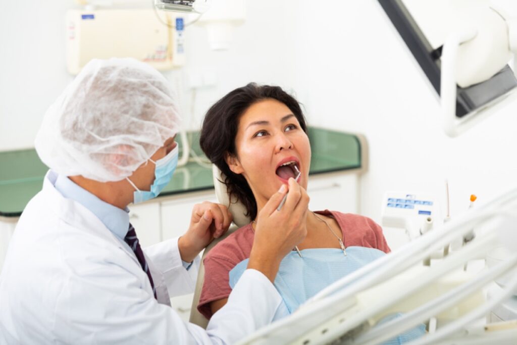 “어쩜 이럴 수 있죠?..” 40년 경력 치과의사, 임플란트 '함부로 하지 마라' 폭로 2 임플란트