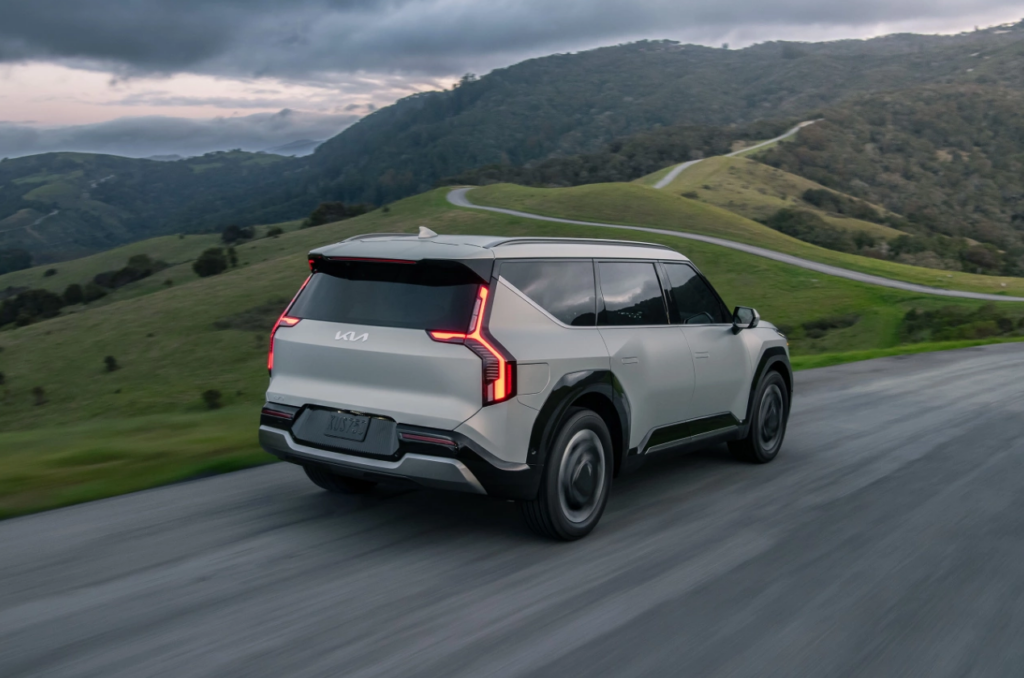 "이게 대체 뭔 일이래요?" 기아 EV9, 국내선 안 팔려 할인하더니..결국엔 6 기아 EV9 북미 올해의 유틸리티 차