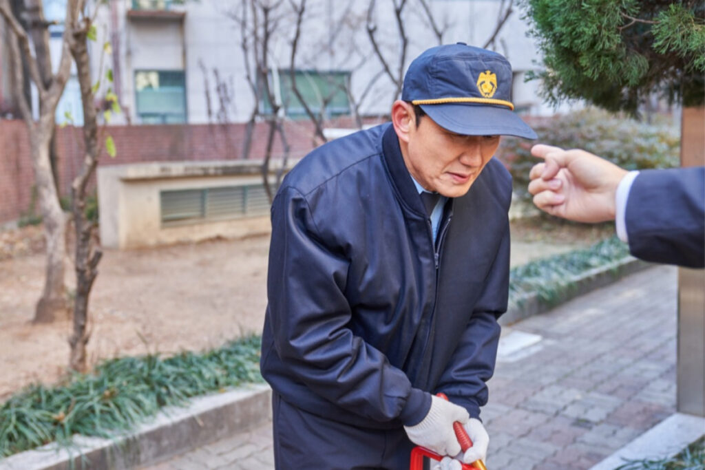 “이번 경비들은 센스가 없네” 아파트 경비원이 받은 민원 내용에 네티즌들 ‘열불’ 1 아파트 경비원