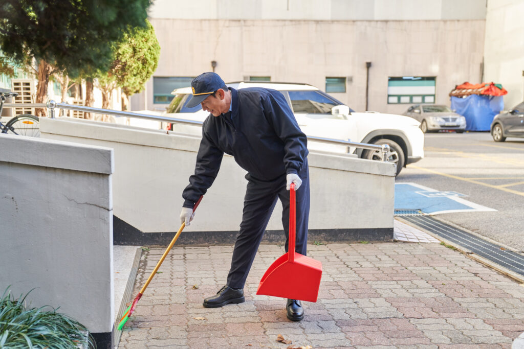 “이번 경비들은 센스가 없네” 아파트 경비원이 받은 민원 내용에 네티즌들 ‘열불’ 4 아파트 경비원