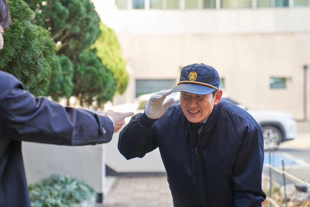 “이번 경비들은 센스가 없네” 아파트 경비원이 받은 민원 내용에 네티즌들 ‘열불’ 3 아파트 경비원