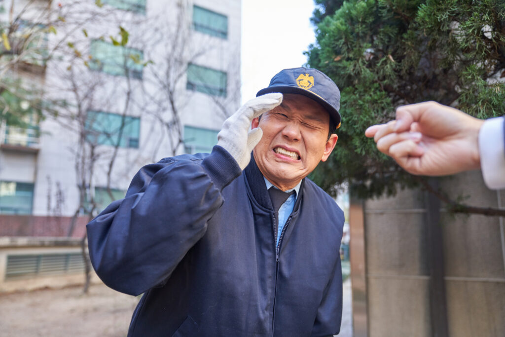 “이번 경비들은 센스가 없네” 아파트 경비원이 받은 민원 내용에 네티즌들 ‘열불’ 5 아파트 경비원
