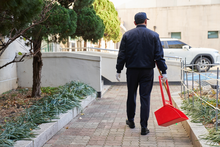 “이번 경비들은 센스가 없네” 아파트 경비원이 받은 민원 내용에 네티즌들 ‘열불’ 6 아파트 경비원