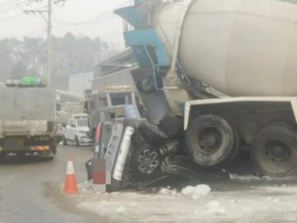 "종잇장처럼 구겨졌다" 비웃음 사던 캐스퍼, 막상 드러난 상황에 네티즌들 '갑론을박' 2 캐스퍼
