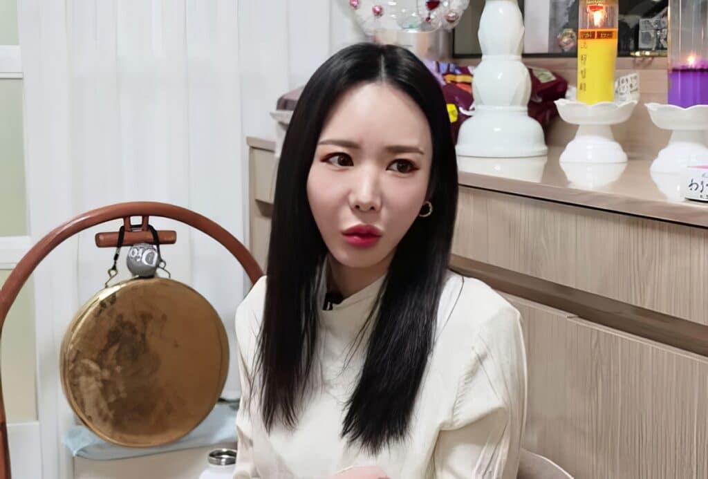 "신병을 앓았다"...결국 신내림 받은 연예인, '무당 팔자' 진짜 있었네! 2 무당