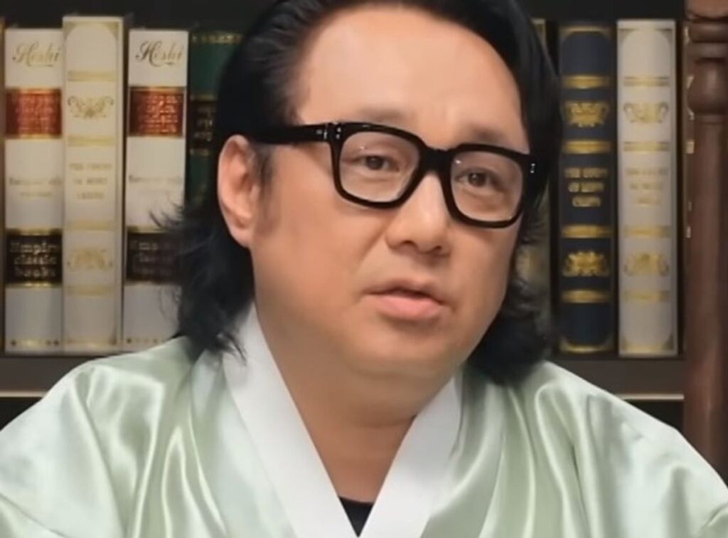 "신병을 앓았다"...결국 신내림 받은 연예인, '무당 팔자' 진짜 있었네! 4 무당