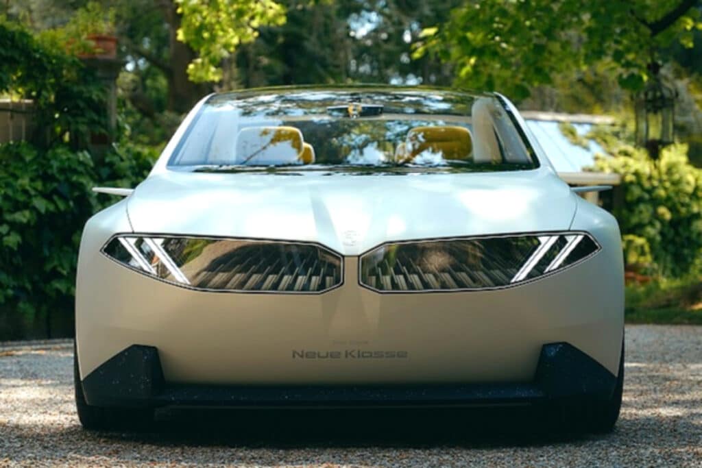 "현기는 이미 하고 있는데 이제야?"..BMW 적용한 신기술에 네티즌 '어리둥절' 1 BMW 노이어 클라쎄 시리즈 양뱡향 충전 기능 도입
