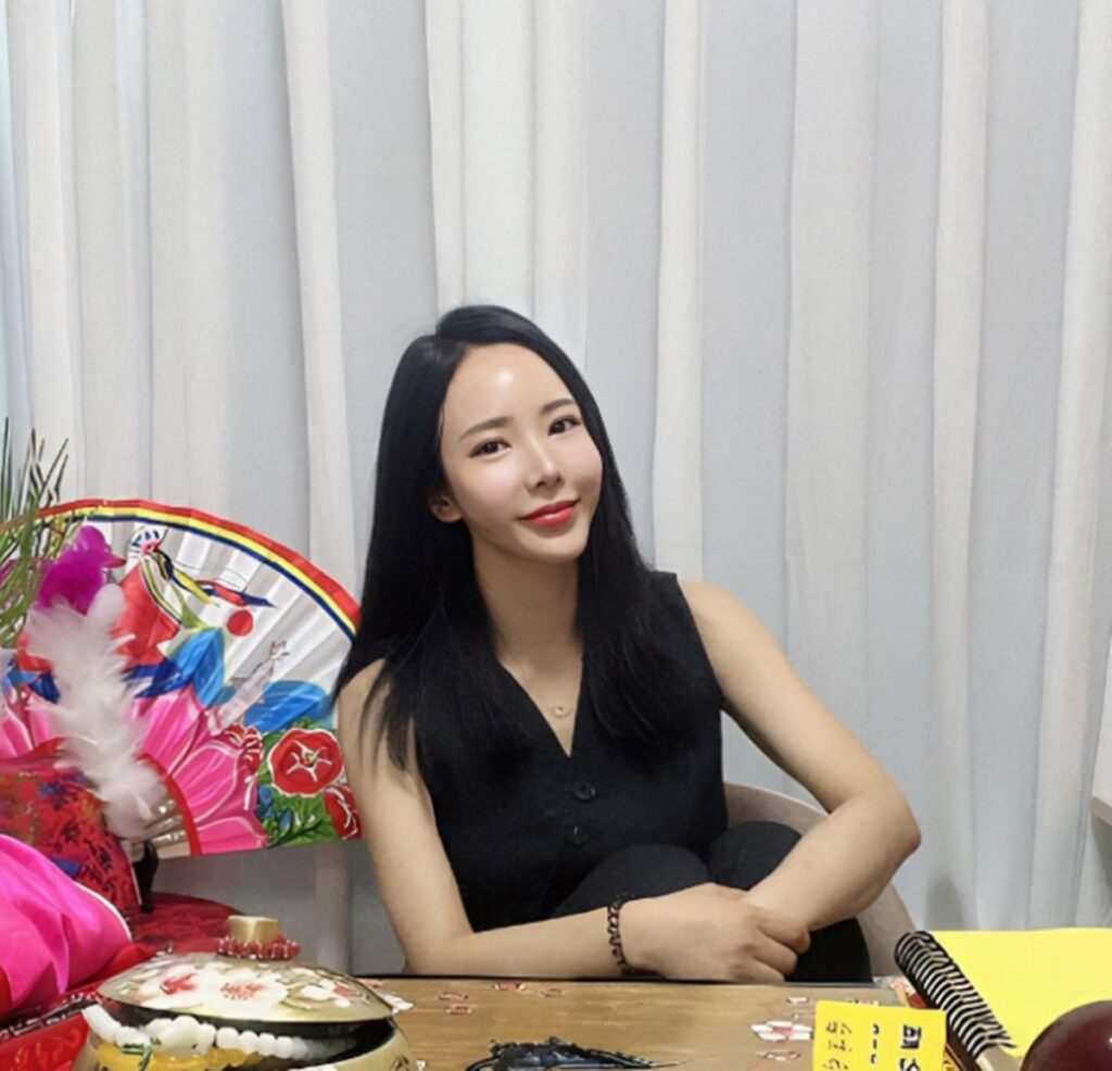 "무당과 연예인, 한끗 차이였구나"...'신내림' 받은 스타들, 그들의 우여곡절 인생사에 '깜짝' 2 무당