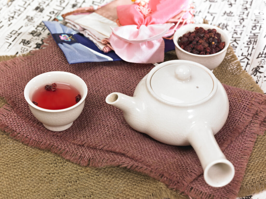 "아직 5월인데 비 오듯 흐르는 땀"...생활 습관 개선과 함께 마셔볼 수 있는 땀에 좋은 차 TOP 3 4 땀