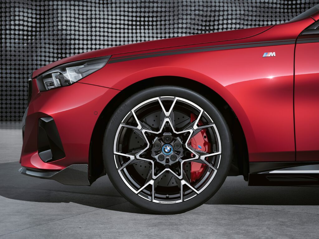"어머 이건 사야 돼!"..BMW 회심의 역작 공개, 뒷태 본 아빠들 '황홀' 5 BMW 신형 i5 퍼포먼스 파츠 출시