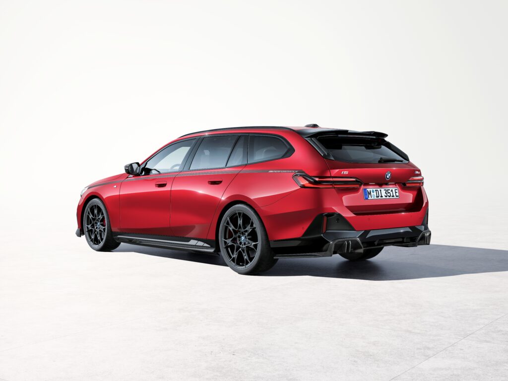 "어머 이건 사야 돼!"..BMW 회심의 역작 공개, 뒷태 본 아빠들 '황홀' 3 BMW 신형 i5 퍼포먼스 파츠 출시