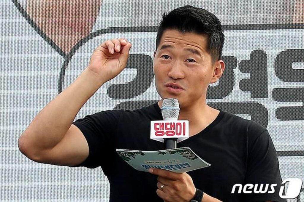 "도대체 무슨 일이 있었던거야?!"..개통령 강형욱, 퇴사한 직원들이 남긴 리뷰에 '화들짝' 3 강형욱