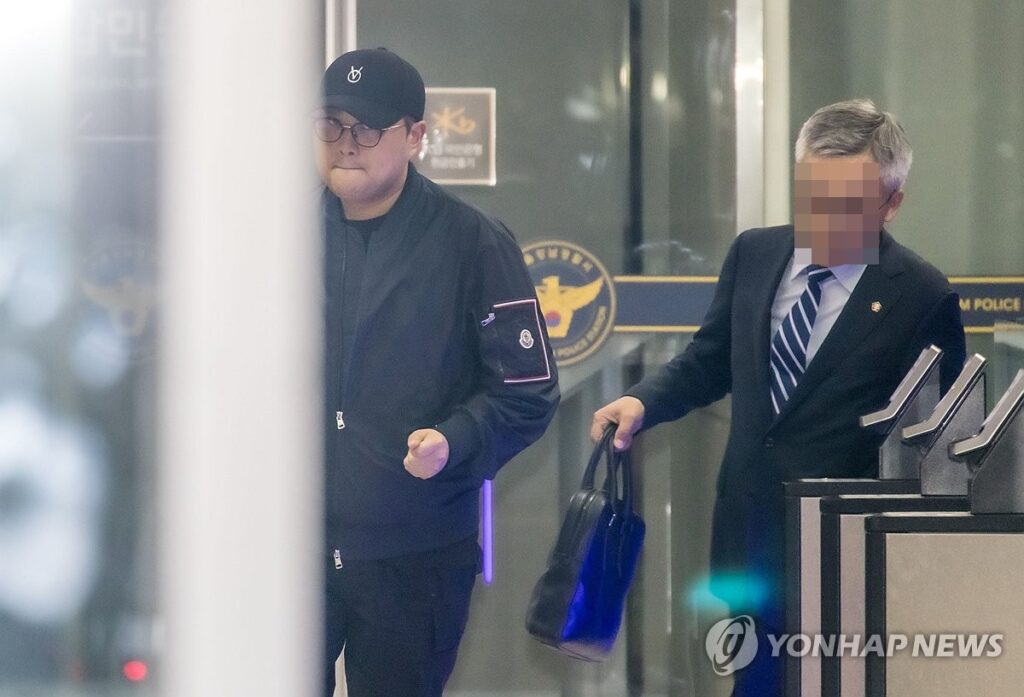 "이게 다 얼마야?!"...온몸에 '명품' 두르고 경찰 출석한 김호중, 패션 아이템 가격도 '화제' 5 김호중