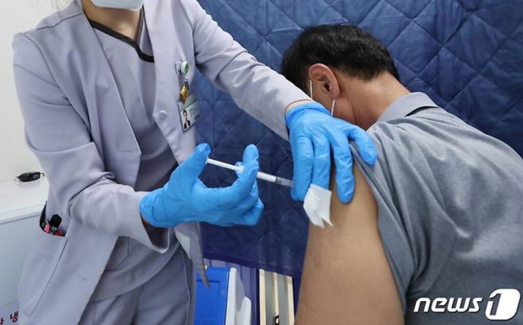 "코로나 백신, 좋다해서 맞았는데"..전세계 중 1위?!, 결국 들려온 소식에 대한민국 '발칵' 5