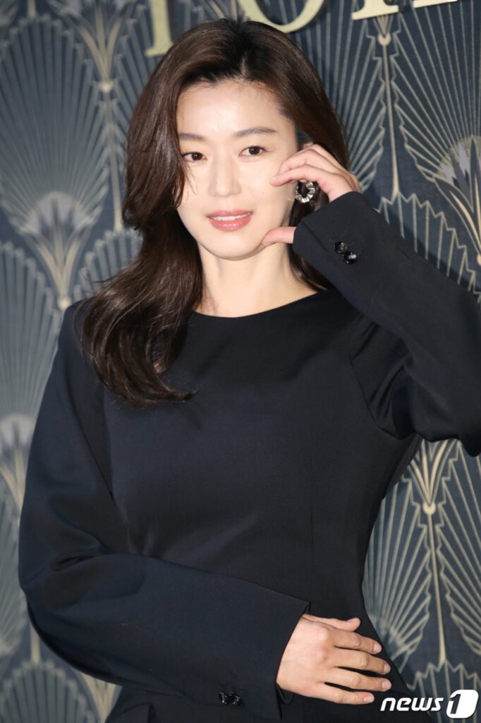 "건물만 대체 몇채야?!"…BHC와 '10년' 함께한 전지현, 넘사벽 모델료와 재산에 '깜짝' 5 전지현