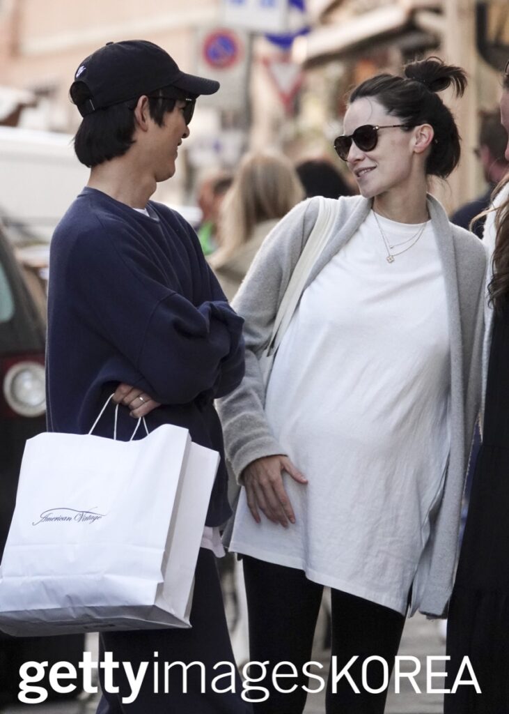 “아기를 위해서 이런 것쯤이야” 아들과 함께 포착된 국민배우 송중기..유모차 가격에 ‘깜짝’ 2 송중기