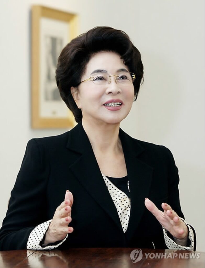 "세월을 비켜간 비법이?!"..대한민국에서 이보다 동안일 수 없다는 90대 근황 4 이길여