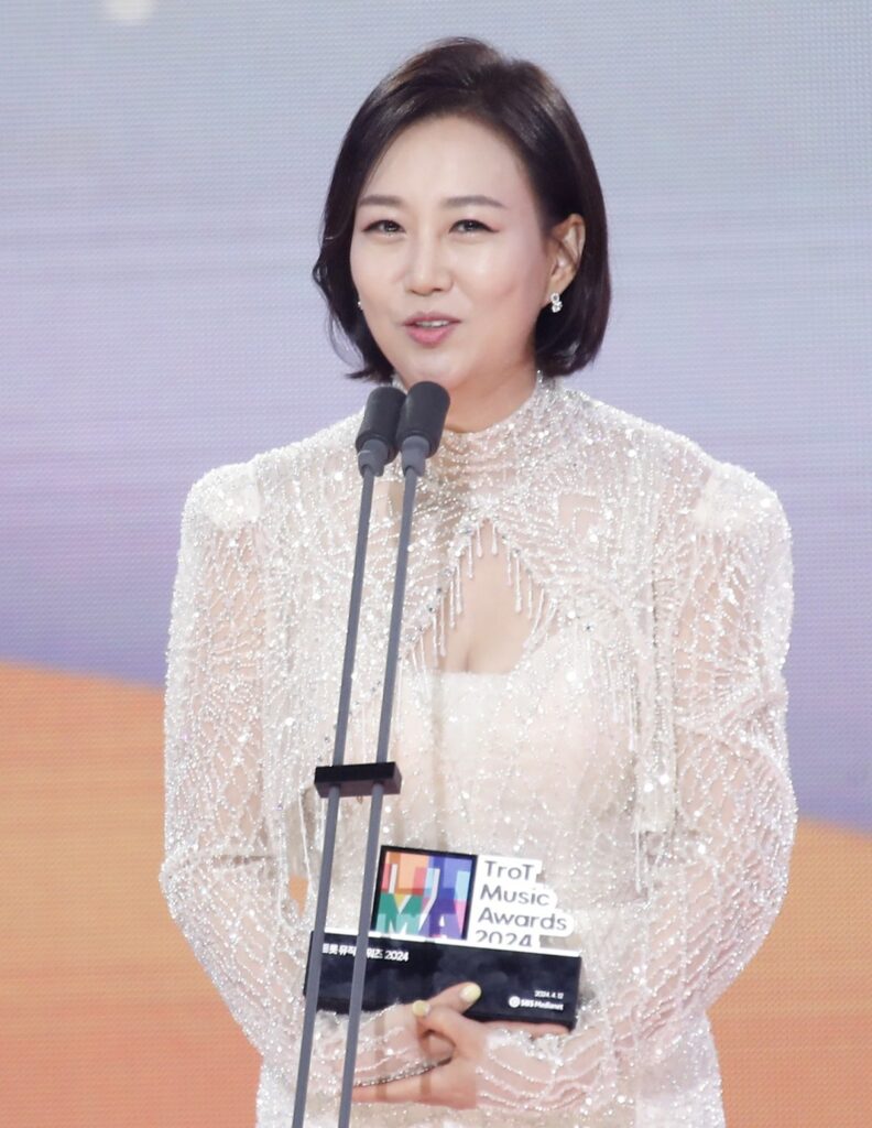 "이찬원도 박서진도 홀딱 반했다♥".. 장윤정의 또 다른 매력에 빠져버린 트로트 가수들, 어떻게 이렇게까지 5 장윤정