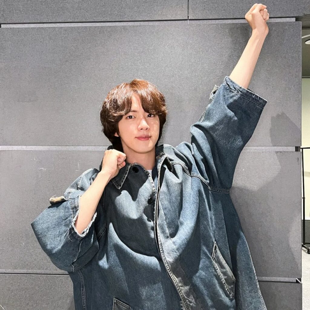 "월드스타면 이정돈 타야지!"..군 복무 마친 BTS 진, 수억 호가하는 슈퍼카도 덩달아 '시선집중' 3 진