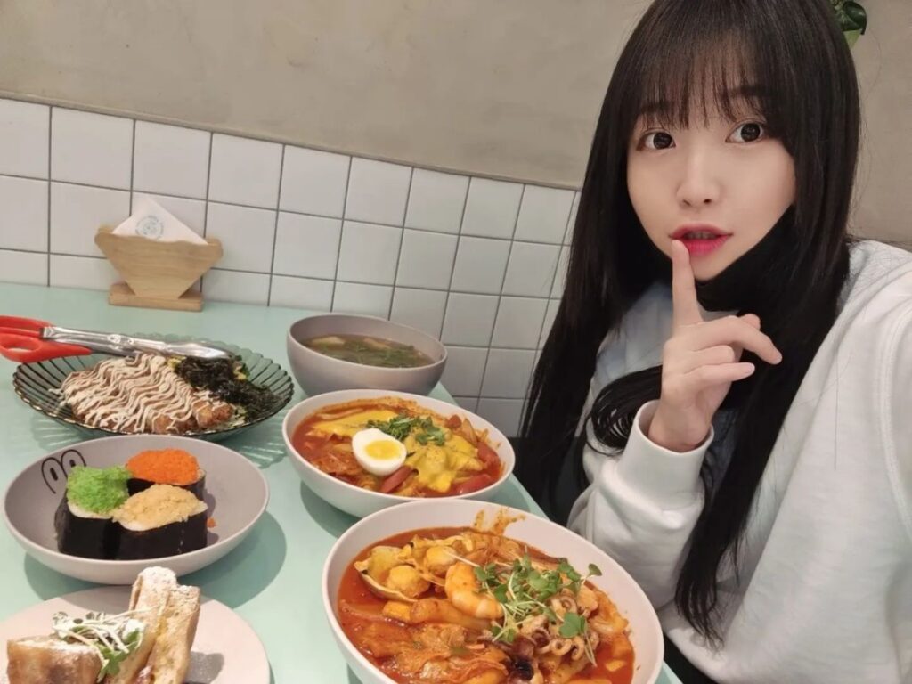 "뭐야 돈이 이렇게 벌린다고?!".. 구독자 1천만 명 먹방 유튜버, 한 달 수입 공개에 네티즌 '화들짝' 2 쯔양