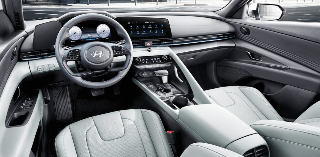 57년간 가장 잘 팔린 車 "그랜저도, 싼타페도 아니었다"…현대차 역대 판매량 1위는? 3 2025 아반떼 가격