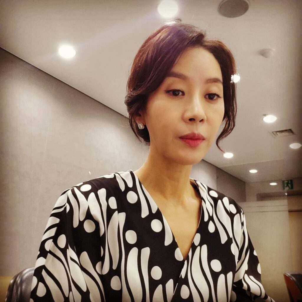 "이게 쉽지 않은데"… 결혼도 안하고 하늘나라로 떠난 오빠 대신해 10살 어린 조카 키운 미모의 여배우 3 김희정