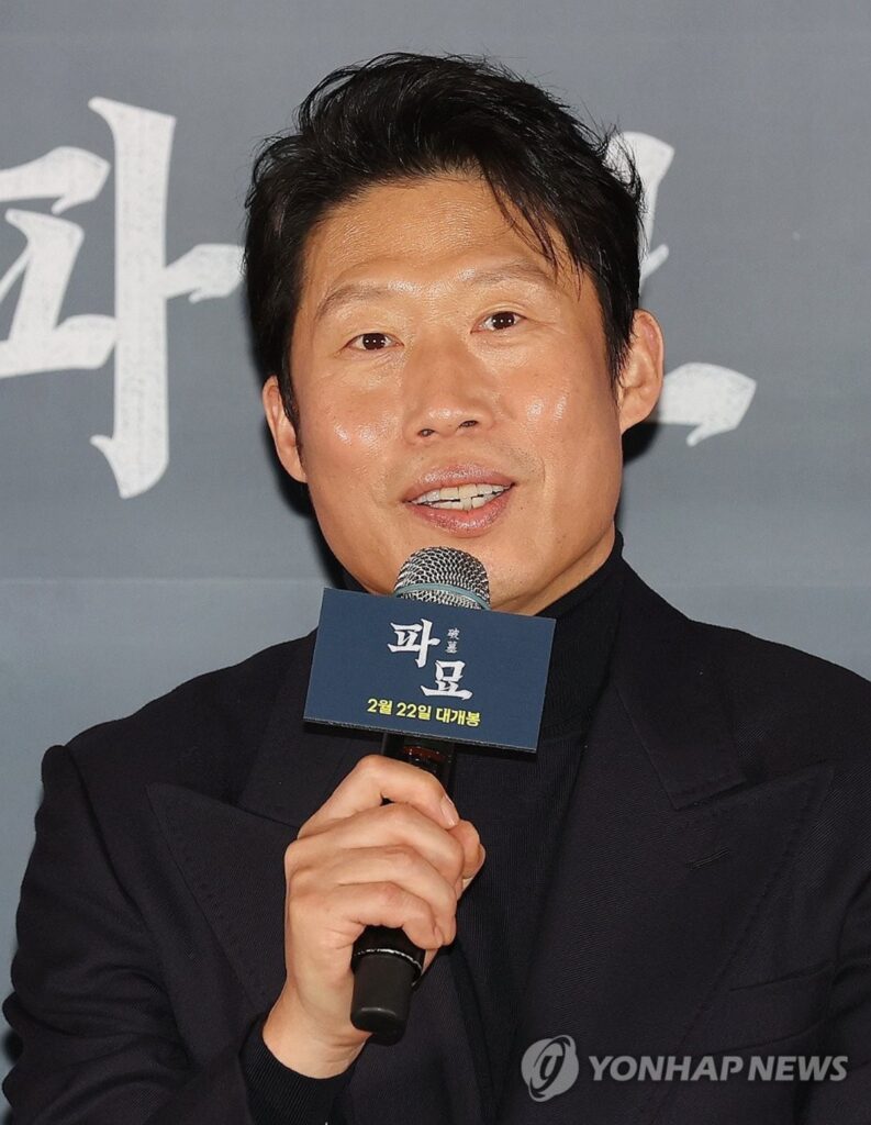 "와, 이건 진짜 반전인데?" 흥행 보증수표 유해진, 그가 김혜수와 함께 탔던 고급 SUV의 정체는?! 2 유해진