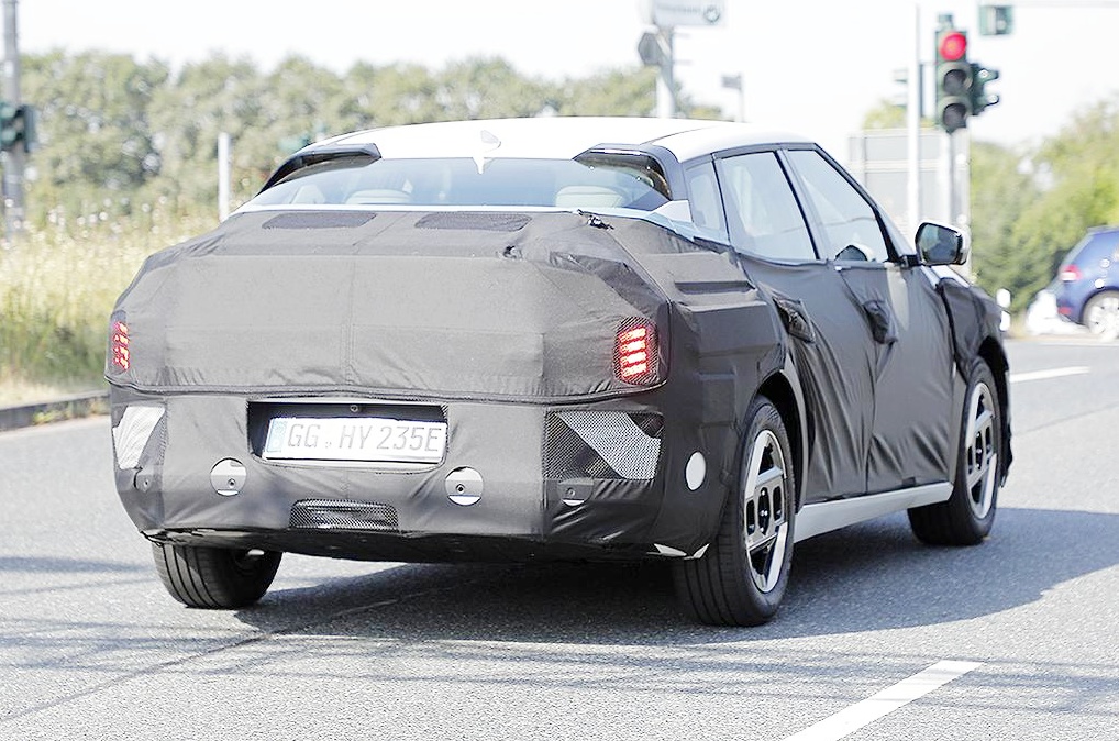 "EV3 나온 지 얼마나 됐다고"..기아 신형 전기 세단, 옆모습이 대박이다 2 기아 EV4 스파이샷 포착