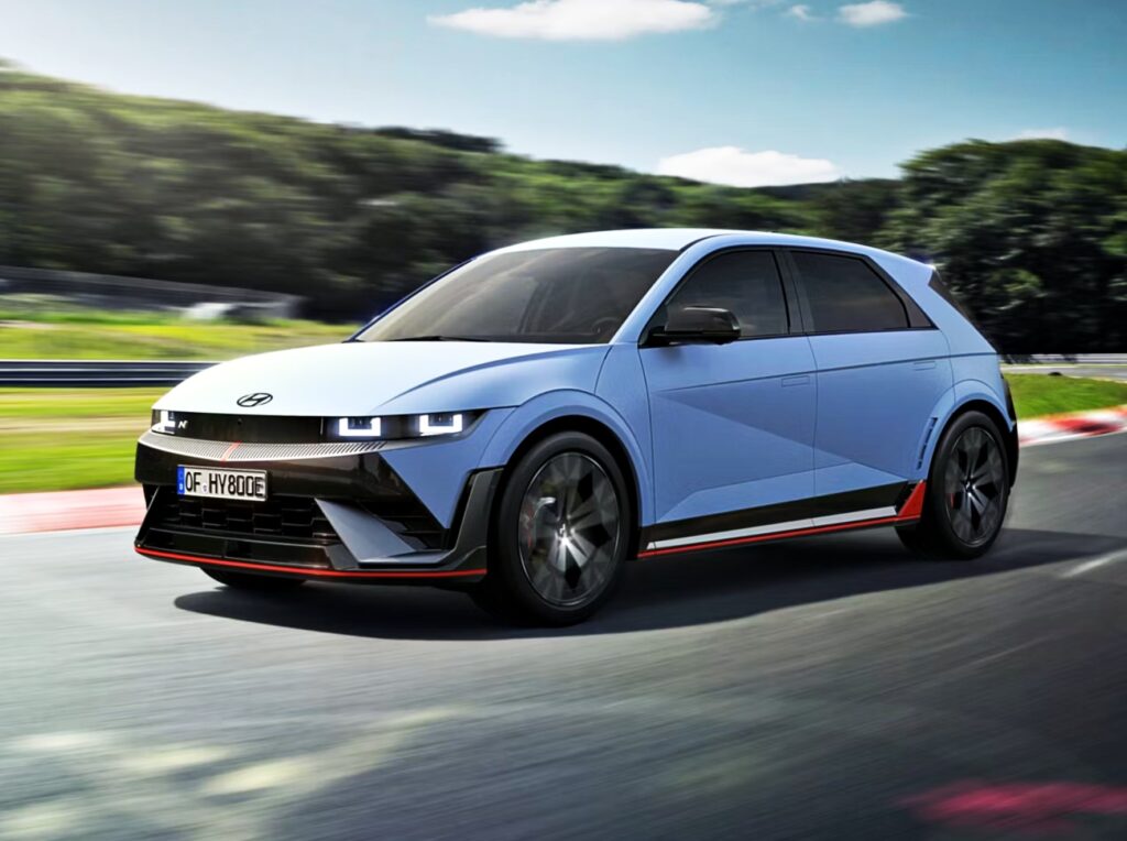 잘 나가던 BMW·벤츠인데 "이럴 수가"…한국산 명품 車 때문에 자존심 '콰당' 2 현대차 아이오닉 5N 3년 연속 올해의 전기차 수상