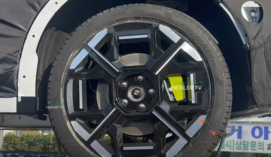 기아, 고성능 테스트카 유출… 예상 밖 디자인에 '기대 폭발' 3 기아 EV3 GT 위장막 포착