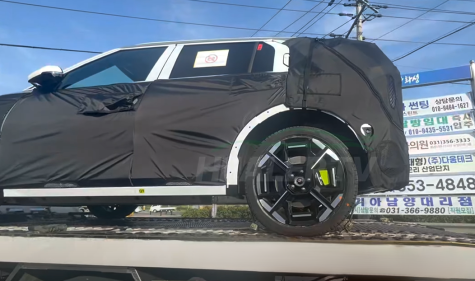 기아, 고성능 테스트카 유출… 예상 밖 디자인에 '기대 폭발' 2 기아 EV3 GT 위장막 포착