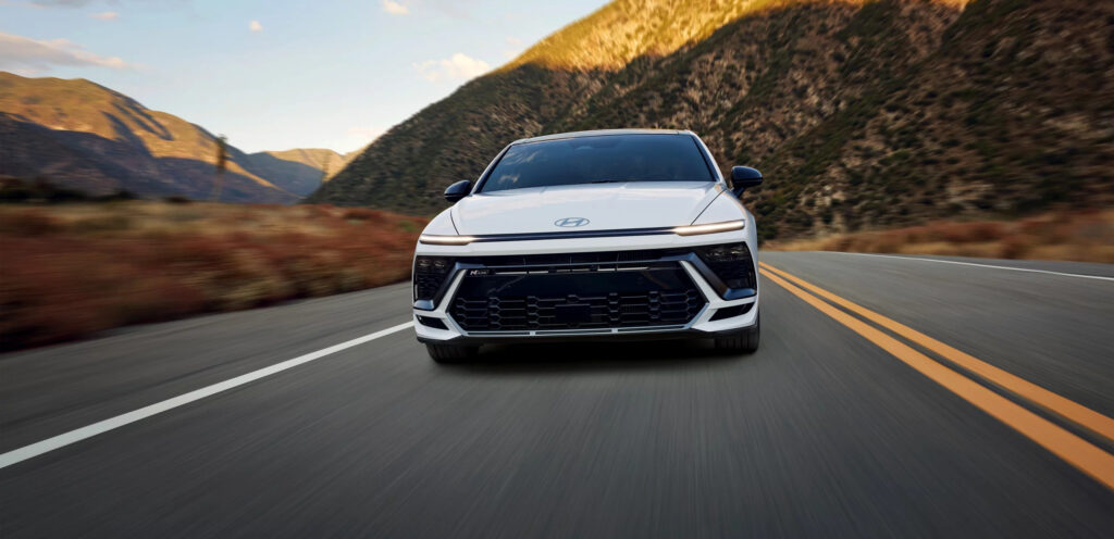 "아빠들보다 MZ세대가 더 열광"… '국민차'로 다시 주목받는 이 車, 이유가 뭐길래? 2 쏘나타 2025 판매량 급증