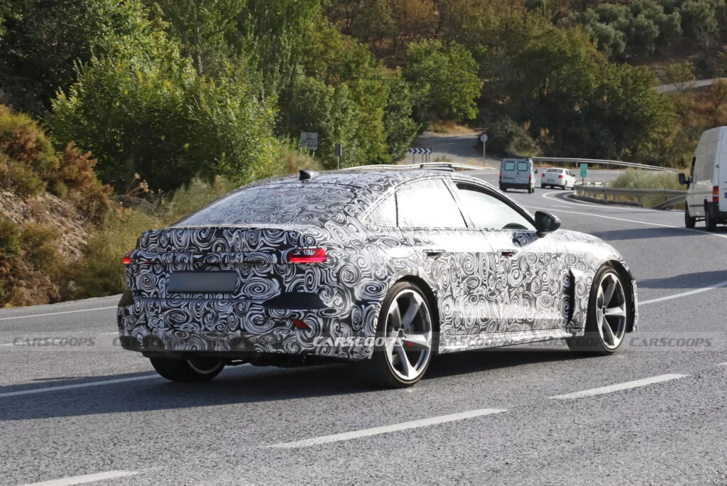 "BMW‧벤츠 긴장할 만하네"…아우디가 드디어 꺼낸 강력 신차, 무슨 차길래? 3 아우디 RS5 테스트카 포착