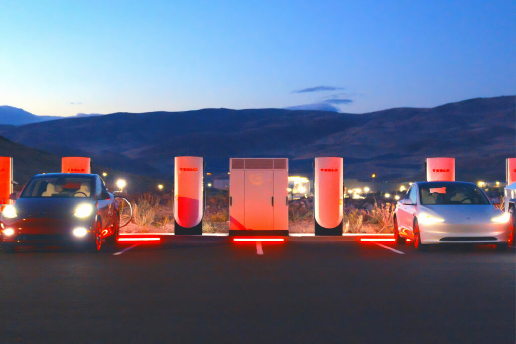 답답한 충전 속도에 "칼 빼든 테슬라"… 차원이 다른 수준에 모두 '열광' 2 Tesla Supercharger V4 Cabinet (2)
