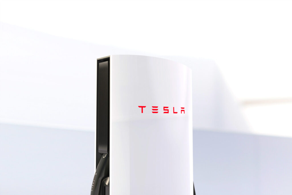 답답한 충전 속도에 "칼 빼든 테슬라"… 차원이 다른 수준에 모두 '열광' 5 Tesla Supercharger V4 Cabinet (5)