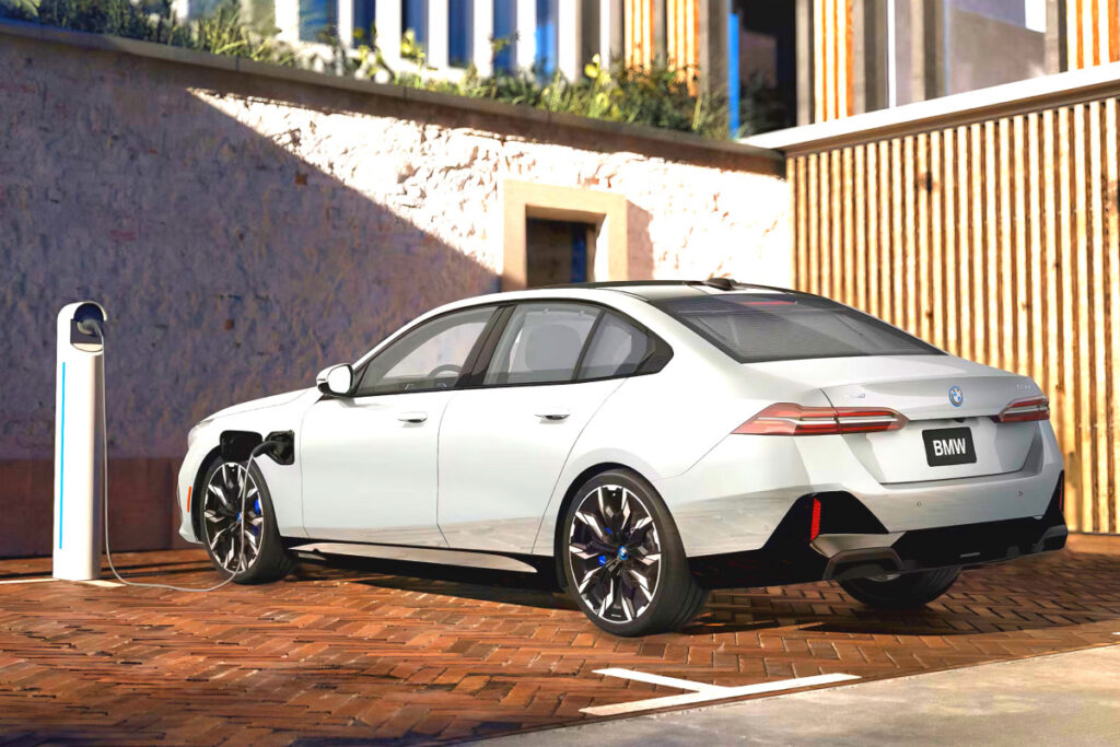 벤츠 사려던 오너들 "화들짝"…신형 5시리즈 반전 가격에 경쟁사도 '당황' 1 BMW 550e xDrive pricing revealed
