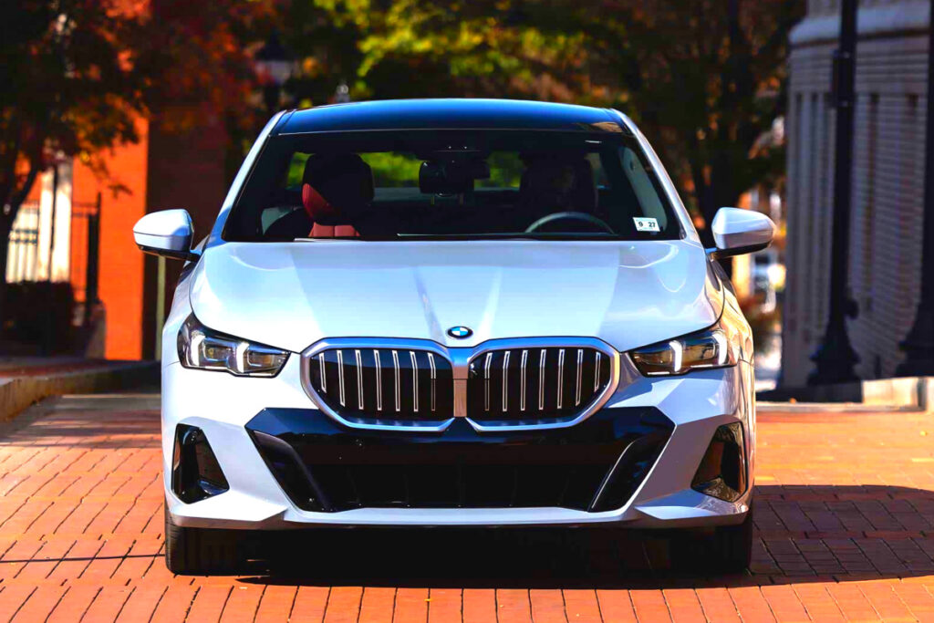 벤츠 사려던 오너들 "화들짝"…신형 5시리즈 반전 가격에 경쟁사도 '당황' 2 BMW 550e xDrive pricing revealed (2)