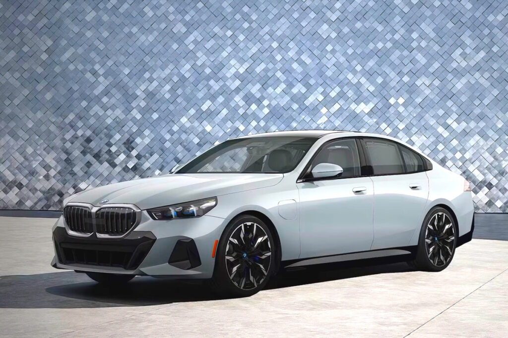벤츠 사려던 오너들 "화들짝"…신형 5시리즈 반전 가격에 경쟁사도 '당황' 4 BMW 550e xDrive pricing revealed (4)