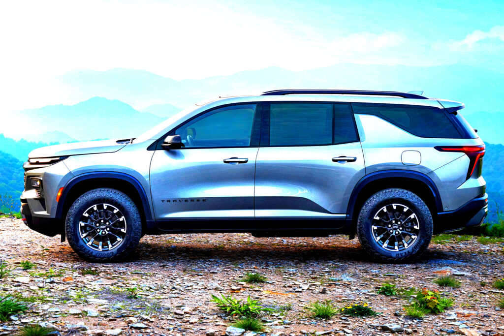 몇 안되는 준대형 SUV "드디어 나왔다"...출시하면 팰리세이드 '어쩌나' 1 쉐보레 트래버스 하이 컨트리