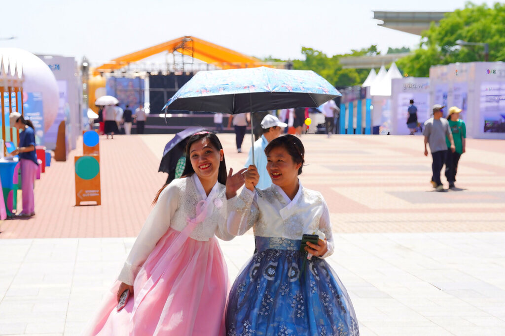 “한복 입고 출근하세요”…때 아닌 공무원 출근복 논란, 이게 정말이라면 4 Dress down day policy controversy (4)