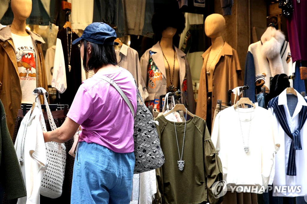티셔츠 하나에 40만원? "확 달라진 풍경"…그 대신 역대급 몰렸다 3 중고 의류 산업 증가