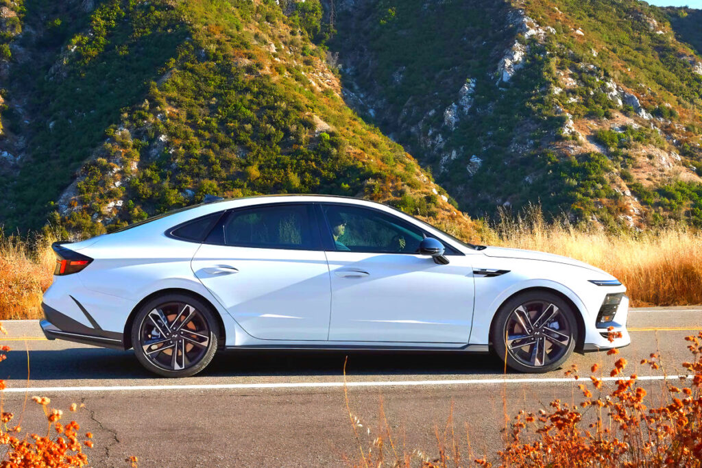 디자인 바꾸자 "200% 증가"…침체된 세단 시장 부활의 '신호탄' 1 Hyundai Sonata sales soar