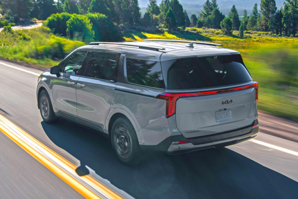 하이브리드 한방으로 "26년 만에 쾌거"…새 역사 쓴 국민 패밀리카 6 Kia Carnival breaks sales records (6)