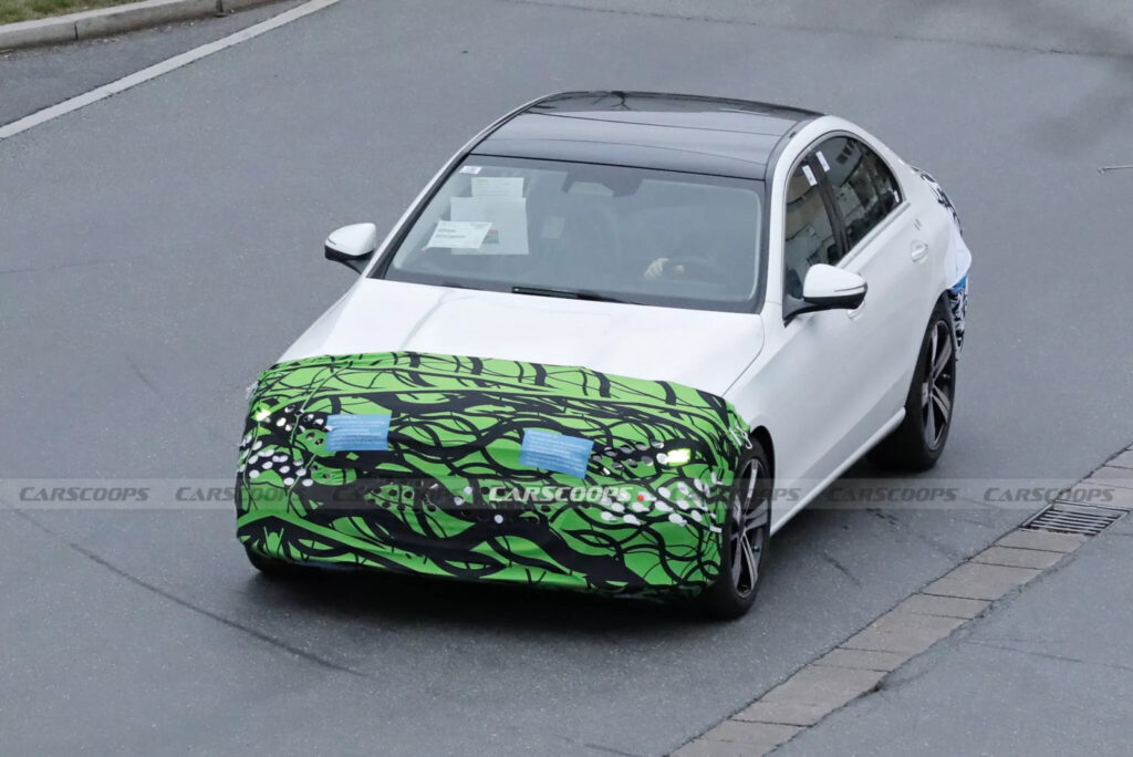 "BMW와 싸우려 '전설' 깨웠다"…벤츠가 꺼낸 비장의 카드 2 벤츠 C클래스 2026 스파이샷