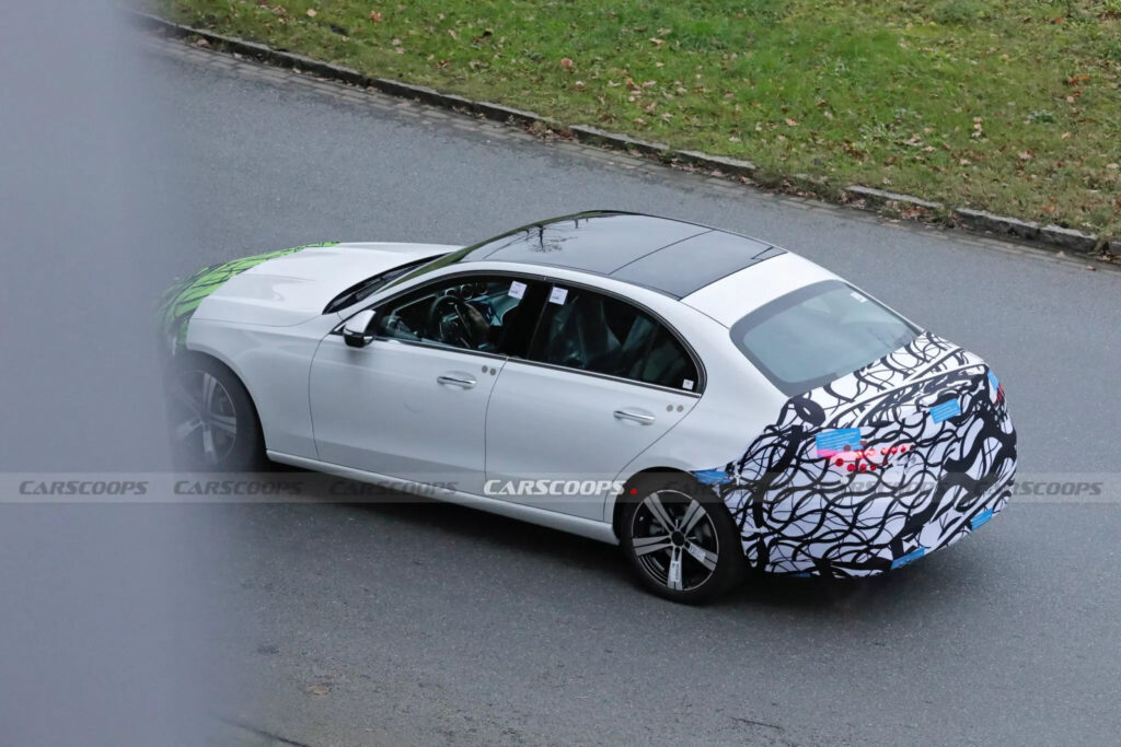 "BMW와 싸우려 '전설' 깨웠다"…벤츠가 꺼낸 비장의 카드 3 벤츠 C클래스 2026 스파이샷